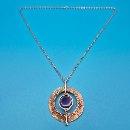 Vintage Statement-Kette mit texturiertem Ring-Anhänger und blauem Cabochon