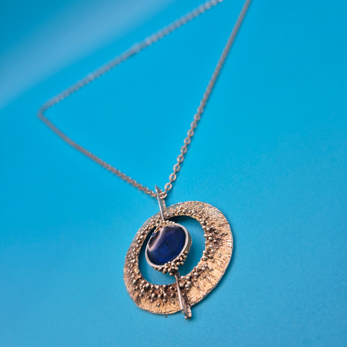 Vintage Statement-Kette mit texturiertem Ring-Anhänger und blauem Cabochon