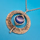 Vintage Statement-Kette mit texturiertem Ring-Anhänger und blauem Cabochon
