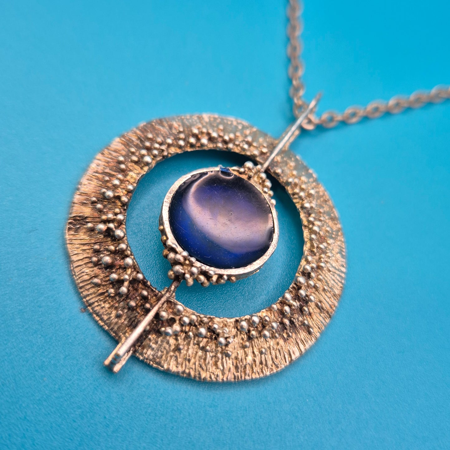 Vintage Statement-Kette mit texturiertem Ring-Anhänger und blauem Cabochon