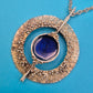 Vintage Statement-Kette mit texturiertem Ring-Anhänger und blauem Cabochon