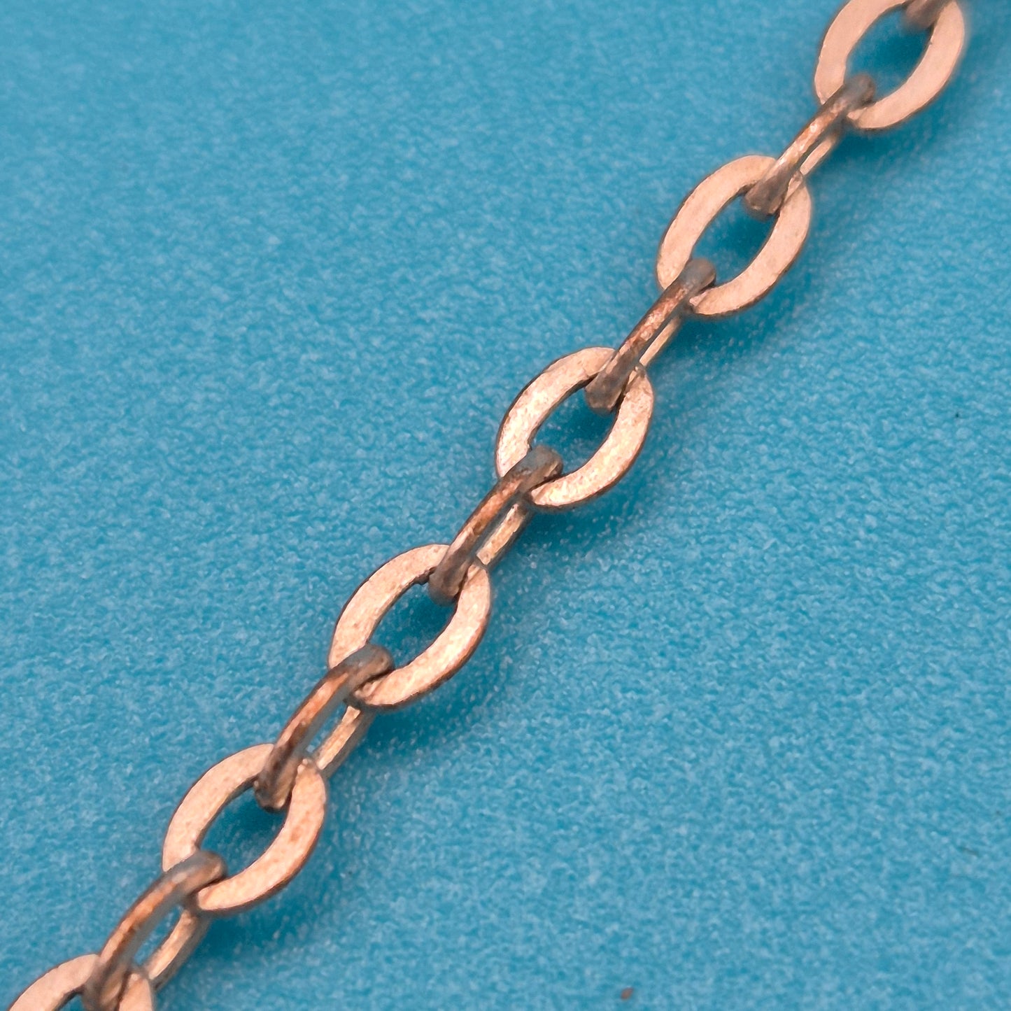 Vintage Statement-Kette mit texturiertem Ring-Anhänger und blauem Cabochon