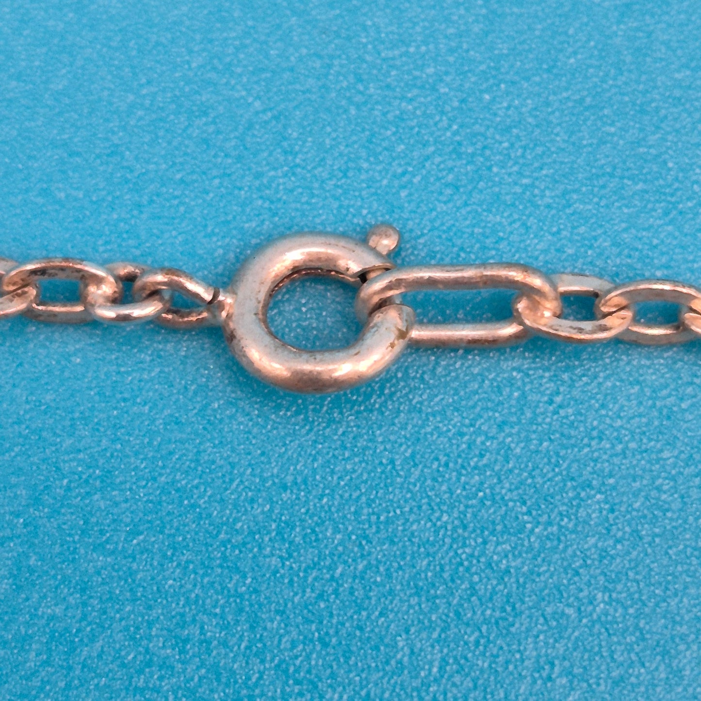 Vintage Statement-Kette mit texturiertem Ring-Anhänger und blauem Cabochon