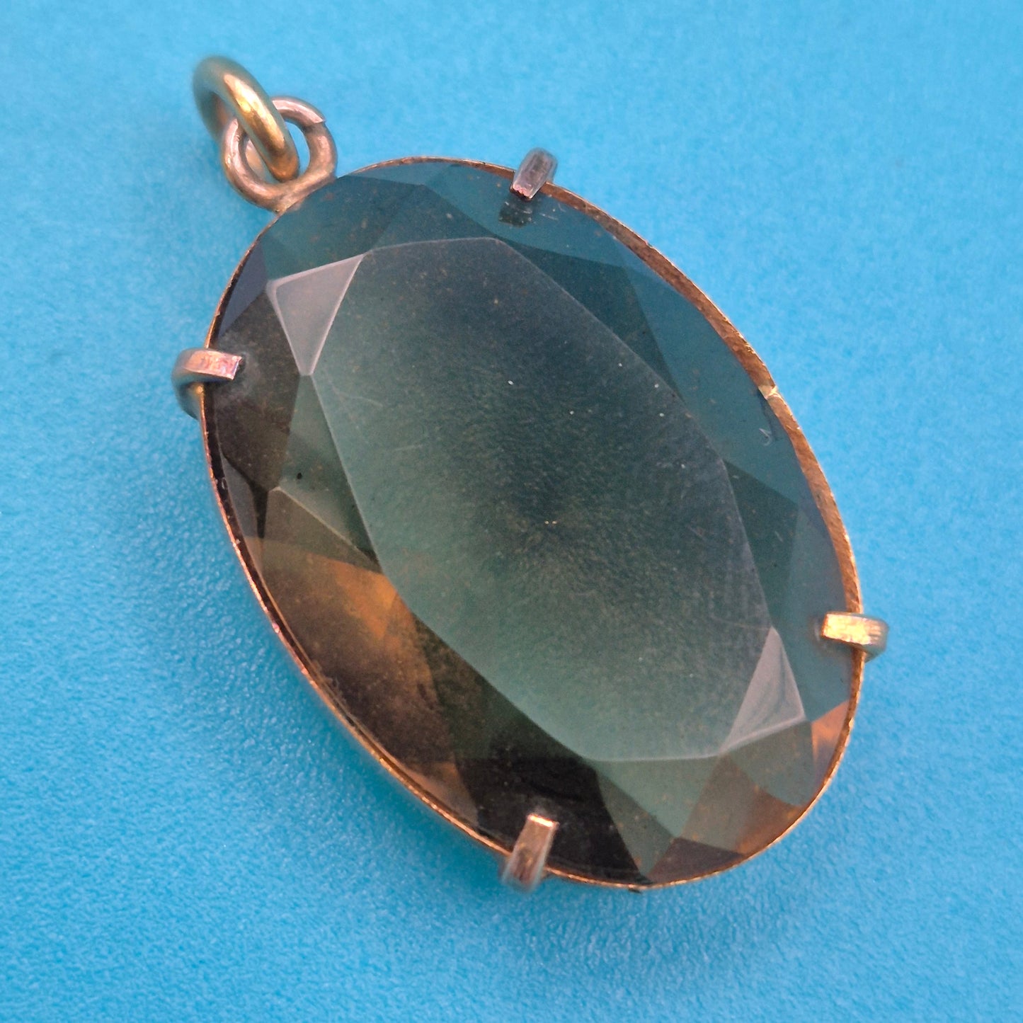Antiker Anhänger mit facettiertem Rauchquarz in Goldfassung
