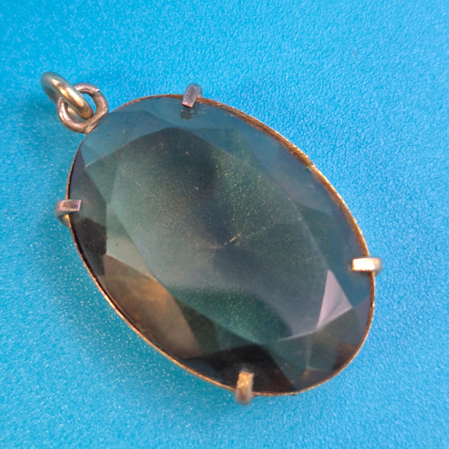 Antiker Anhänger mit facettiertem Rauchquarz in Goldfassung