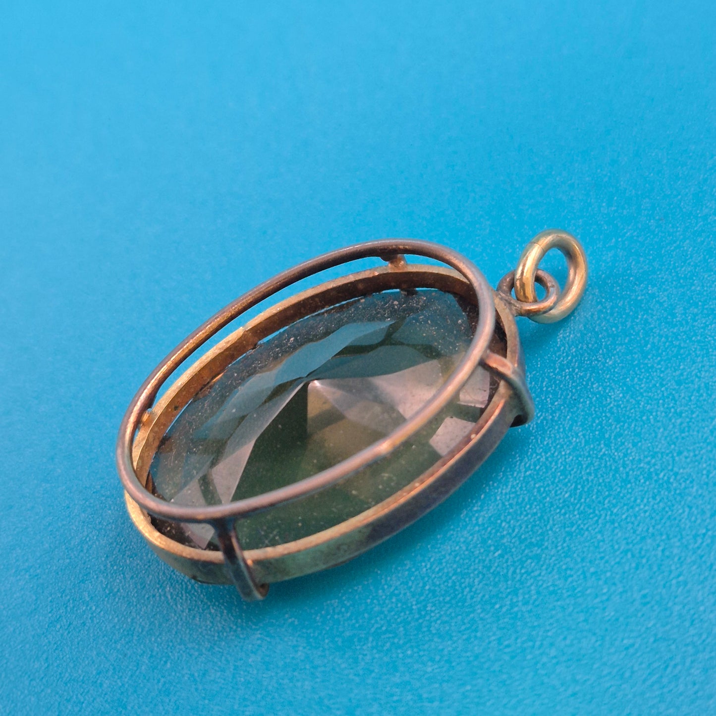 Antiker Anhänger mit facettiertem Rauchquarz in Goldfassung