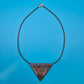 Geometrische Statement-Kette: Vulkanstein-Optik mit metallischem Akzent