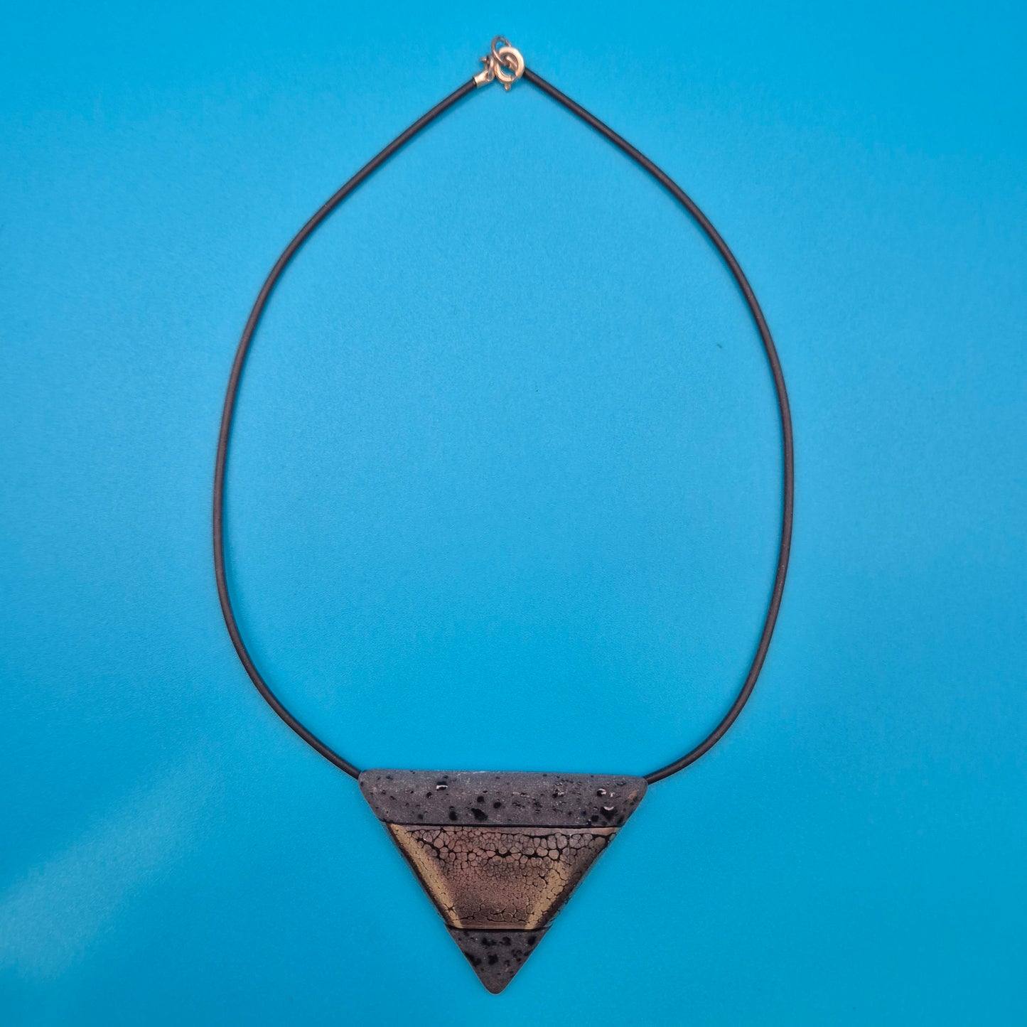 Geometrische Statement-Kette: Vulkanstein-Optik mit metallischem Akzent