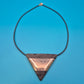 Geometrische Statement-Kette: Vulkanstein-Optik mit metallischem Akzent