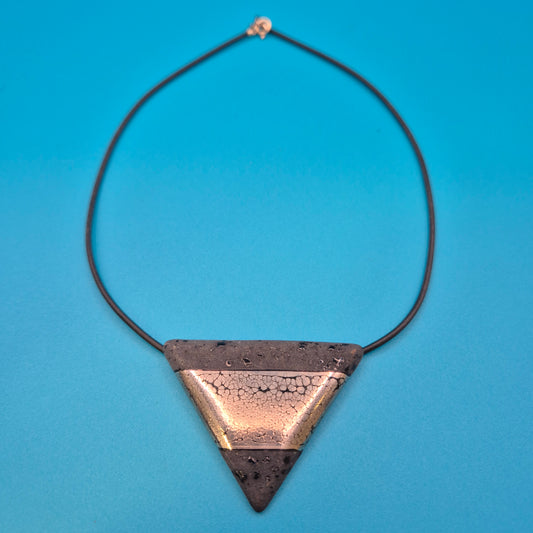 Geometrische Statement-Kette: Vulkanstein-Optik mit metallischem Akzent