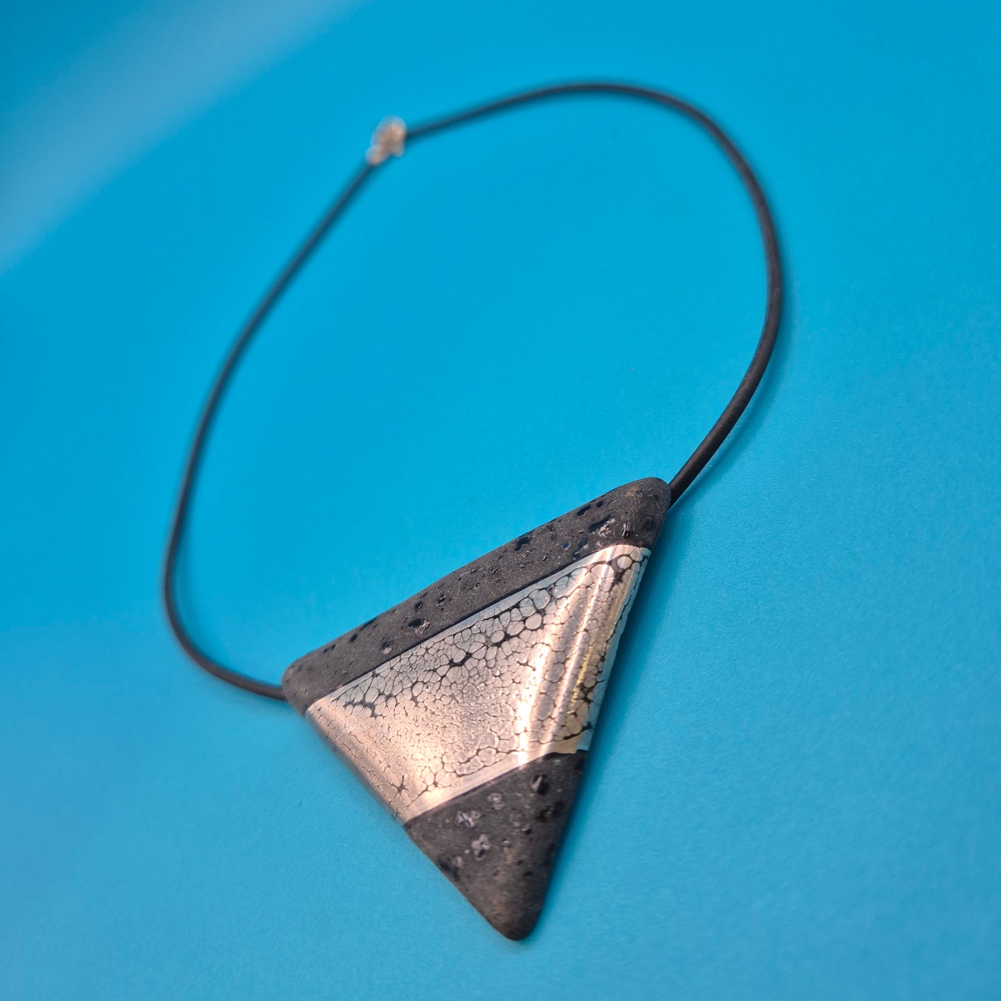 Geometrische Statement-Kette: Vulkanstein-Optik mit metallischem Akzent