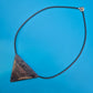 Geometrische Statement-Kette: Vulkanstein-Optik mit metallischem Akzent