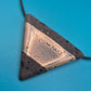 Geometrische Statement-Kette: Vulkanstein-Optik mit metallischem Akzent
