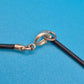 Geometrische Statement-Kette: Vulkanstein-Optik mit metallischem Akzent