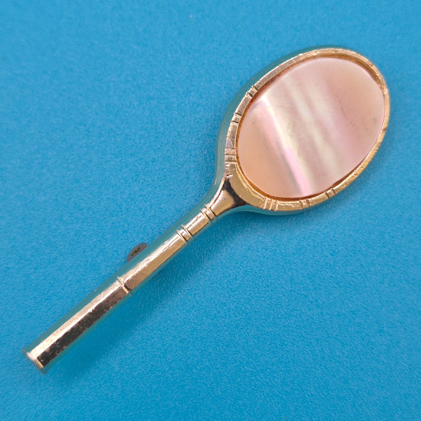 Vintage Tennis Schläger Brosche in Goldoptik mit Perlmutt-Inlay