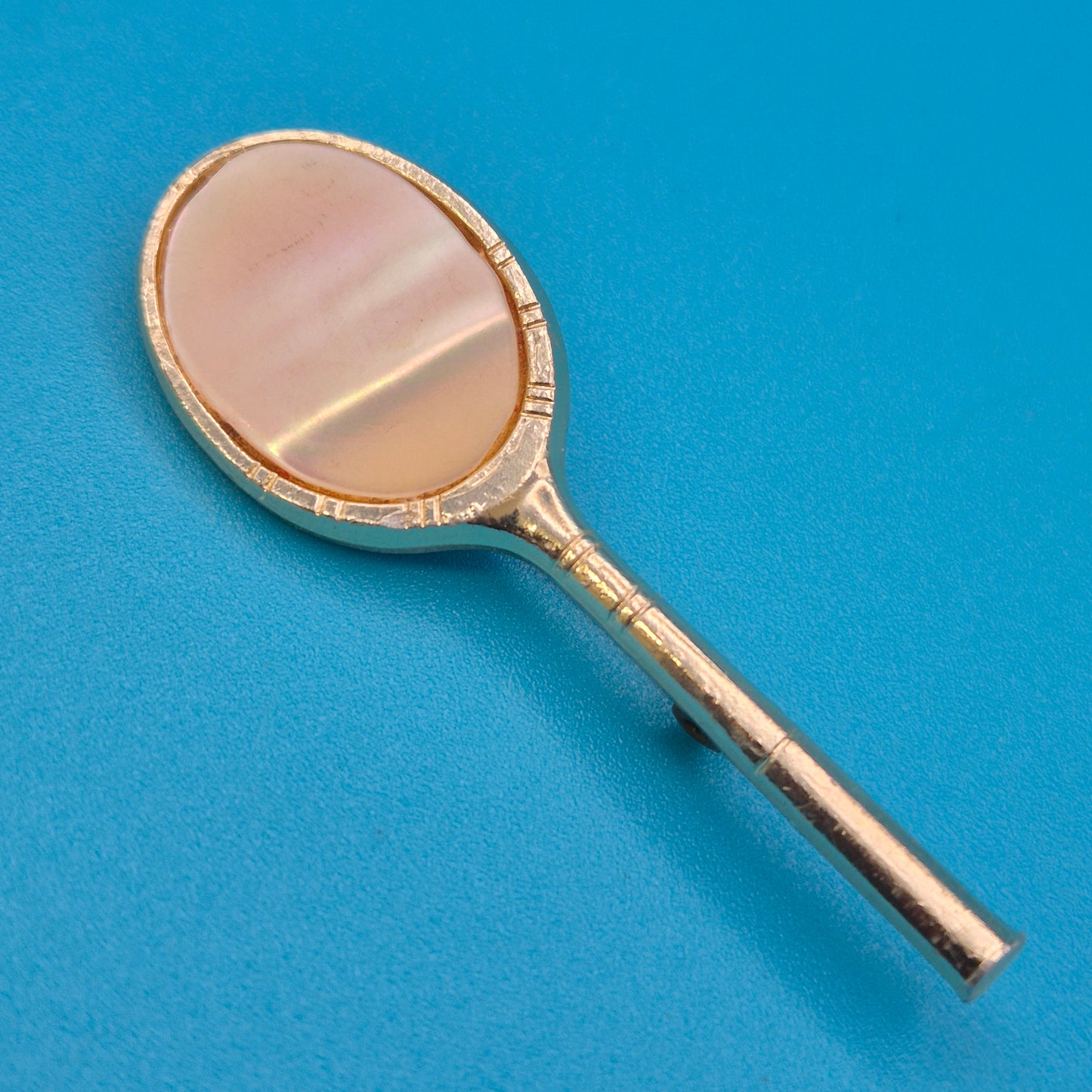 Vintage Tennis Schläger Brosche in Goldoptik mit Perlmutt-Inlay