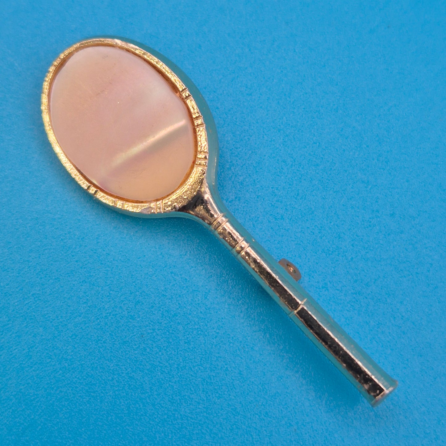 Vintage Tennis Schläger Brosche in Goldoptik mit Perlmutt-Inlay