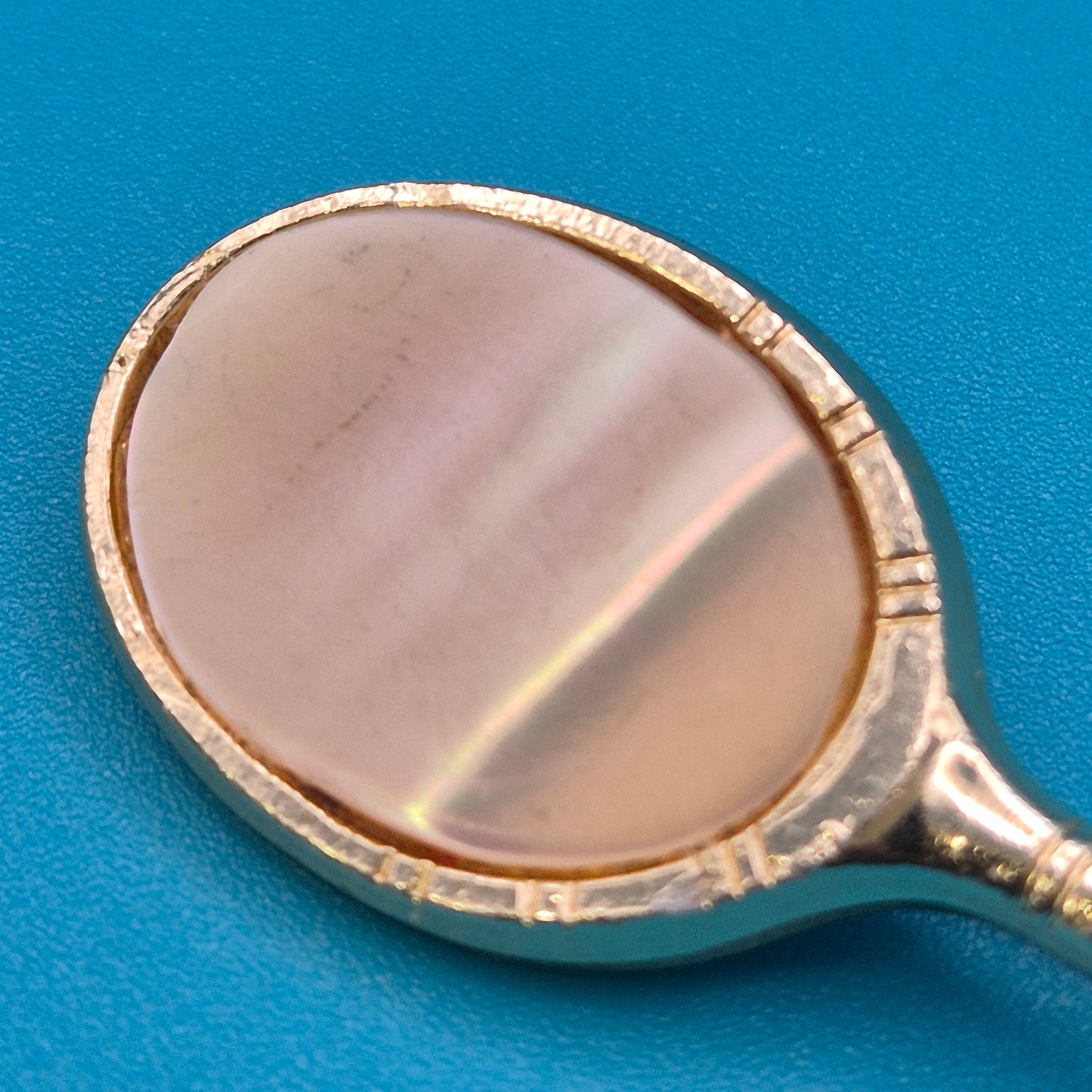 Vintage Tennis Schläger Brosche in Goldoptik mit Perlmutt-Inlay