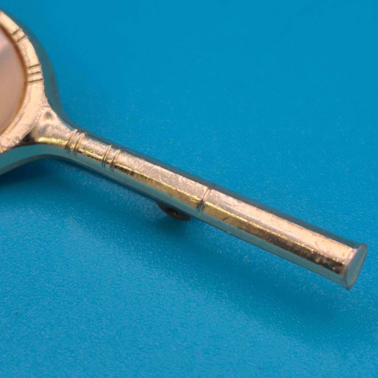 Vintage Tennis Schläger Brosche in Goldoptik mit Perlmutt-Inlay