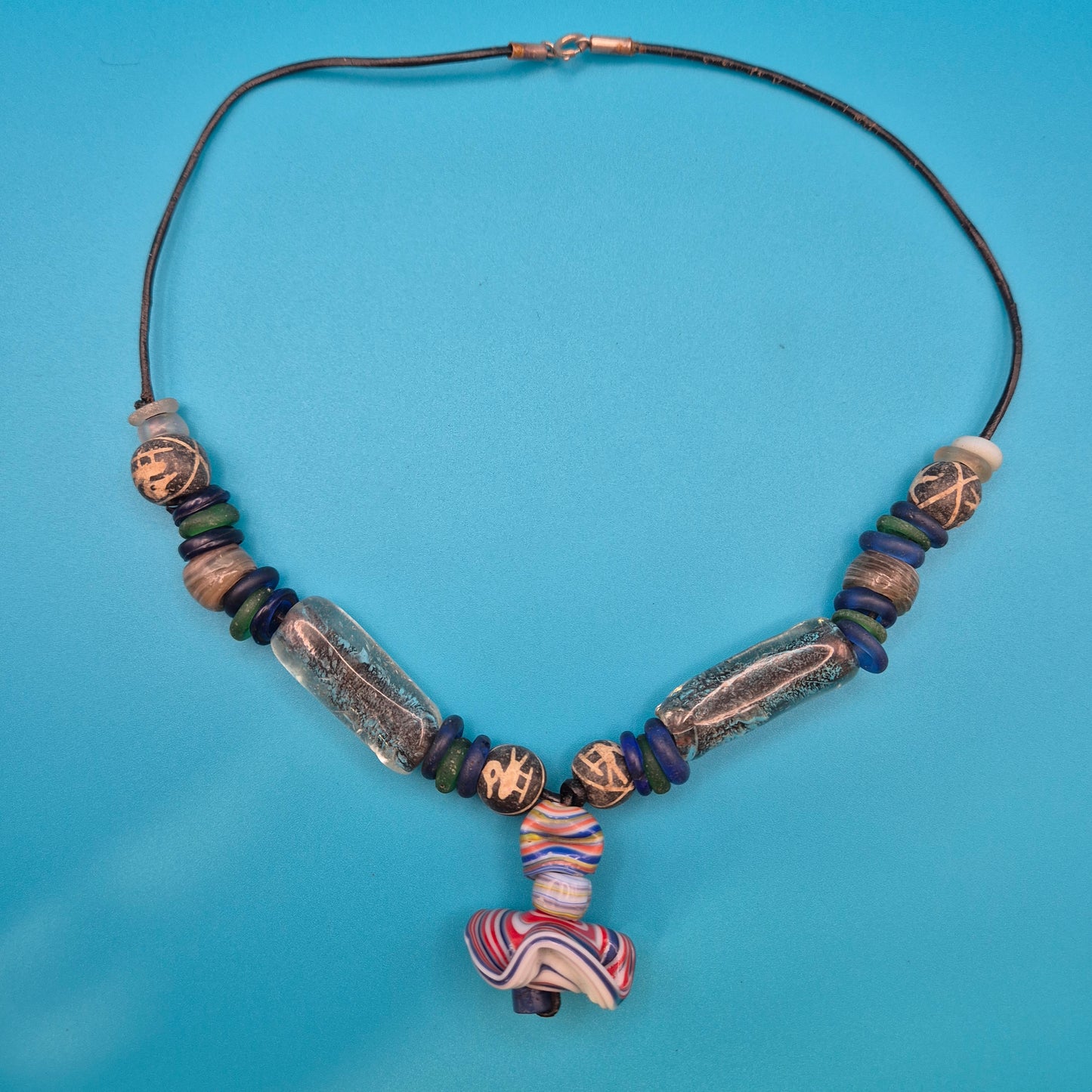 Handgefertigte Vintage-Kette mit antiken Glasperlen und Millefiori-Element