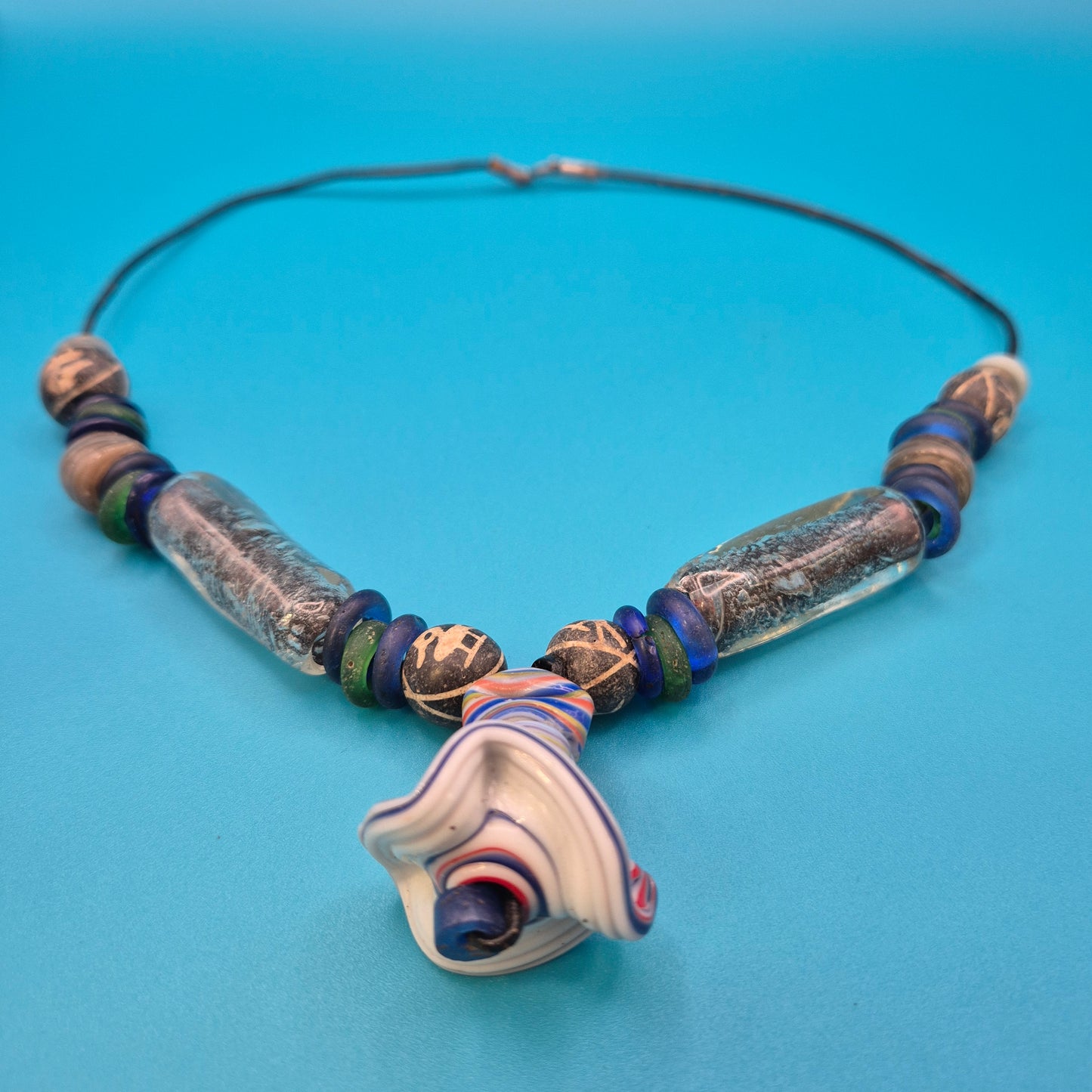 Handgefertigte Vintage-Kette mit antiken Glasperlen und Millefiori-Element