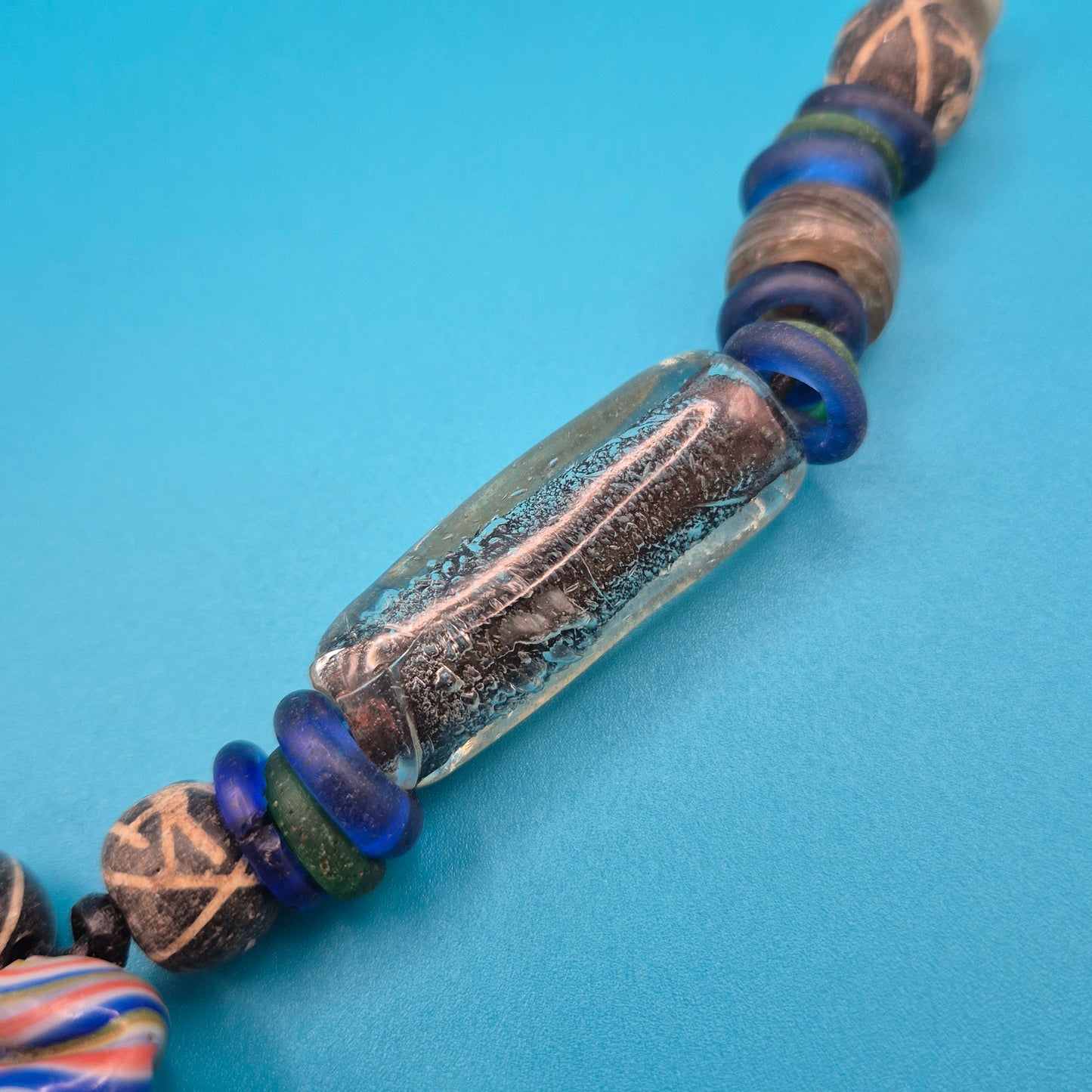 Handgefertigte Vintage-Kette mit antiken Glasperlen und Millefiori-Element