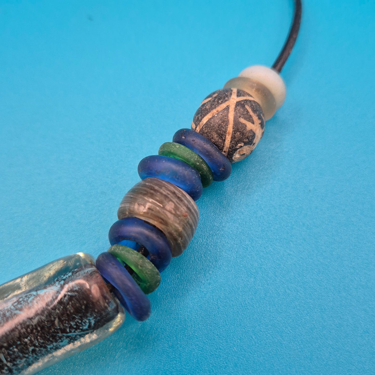 Handgefertigte Vintage-Kette mit antiken Glasperlen und Millefiori-Element