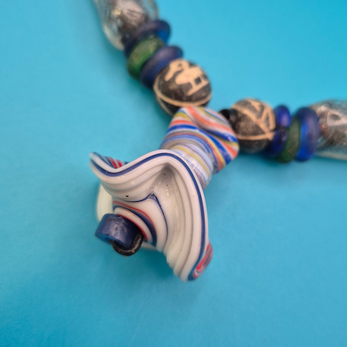 Handgefertigte Vintage-Kette mit antiken Glasperlen und Millefiori-Element