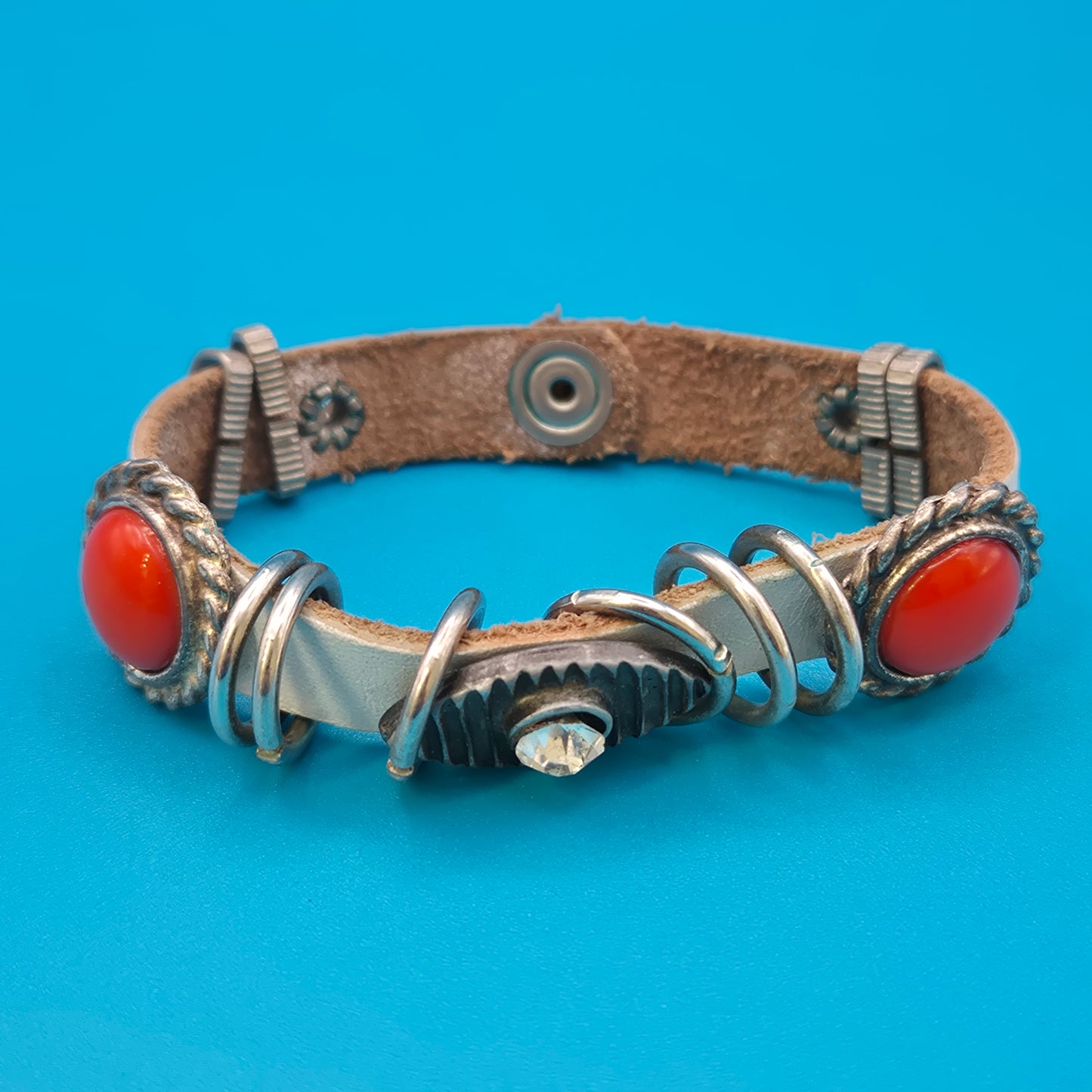 Boho Vintage Lederarmband mit Korallen-Optik und Strass-Element