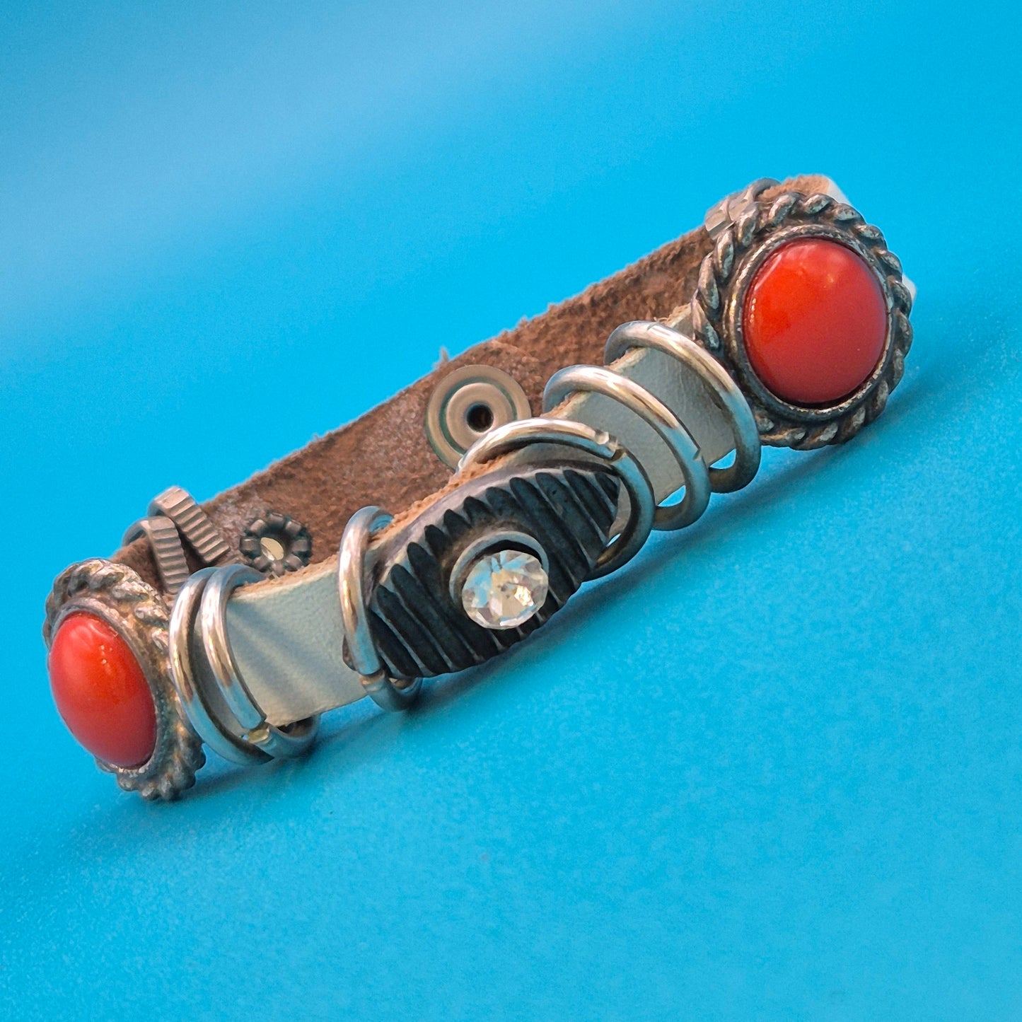 Boho Vintage Lederarmband mit Korallen-Optik und Strass-Element