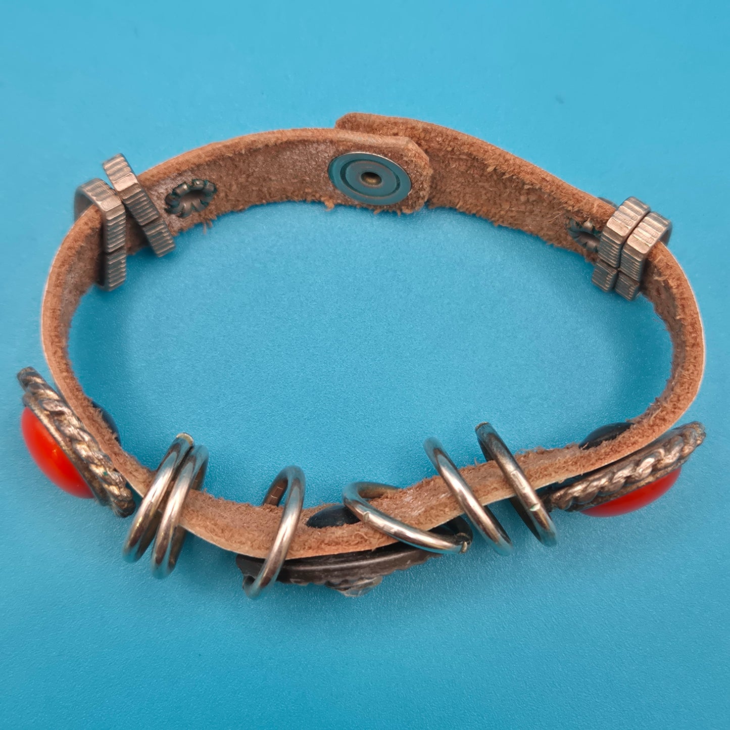 Boho Vintage Lederarmband mit Korallen-Optik und Strass-Element
