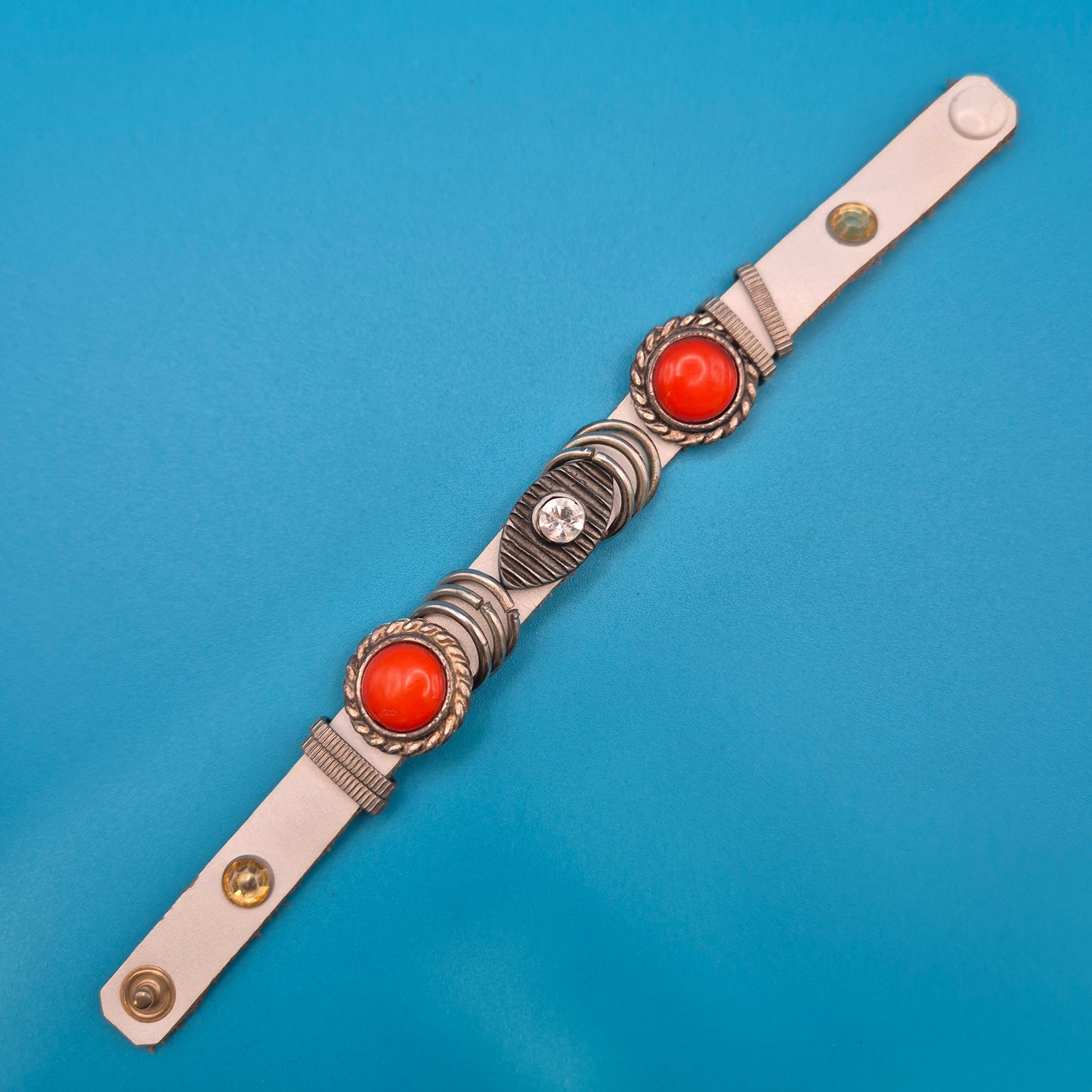 Boho Vintage Lederarmband mit Korallen-Optik und Strass-Element