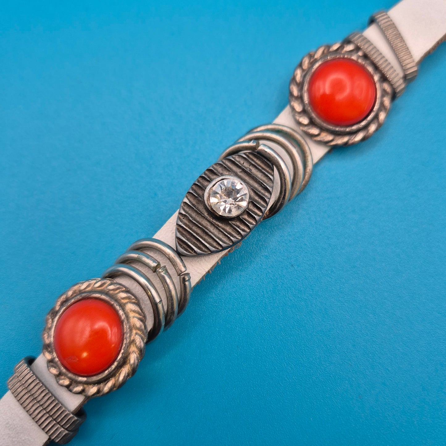 Boho Vintage Lederarmband mit Korallen-Optik und Strass-Element