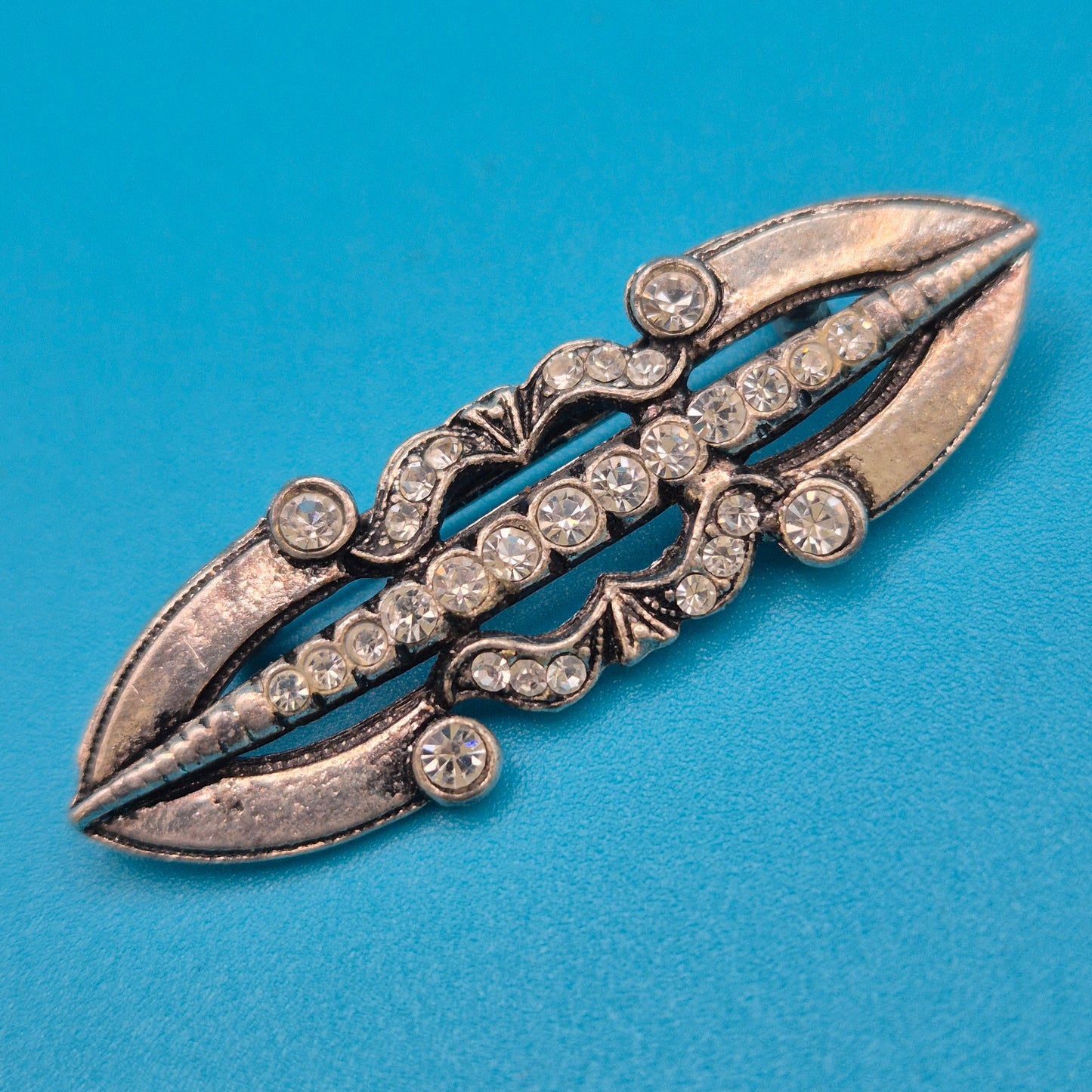 Elegante Vintage-Brosche in Antik-Silberoptik mit funkelnden Strasssteinen