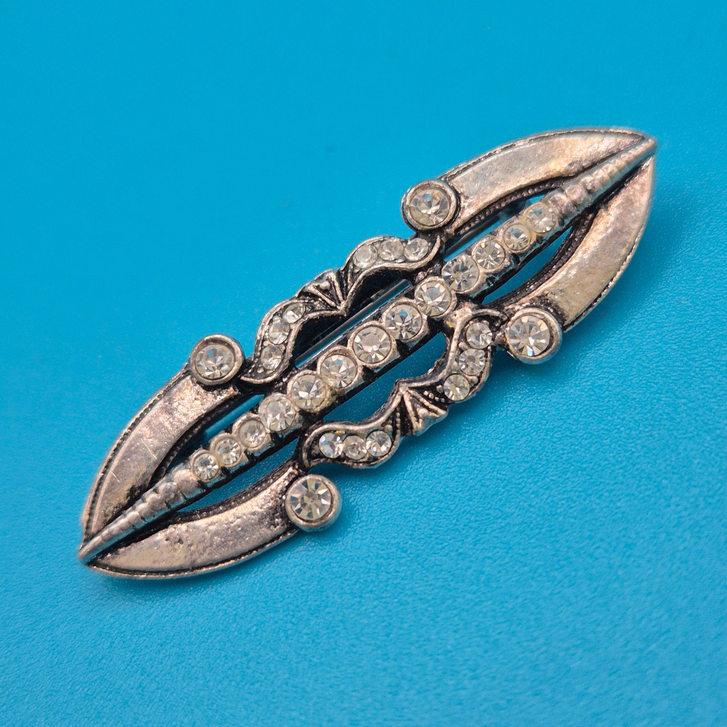 Elegante Vintage-Brosche in Antik-Silberoptik mit funkelnden Strasssteinen