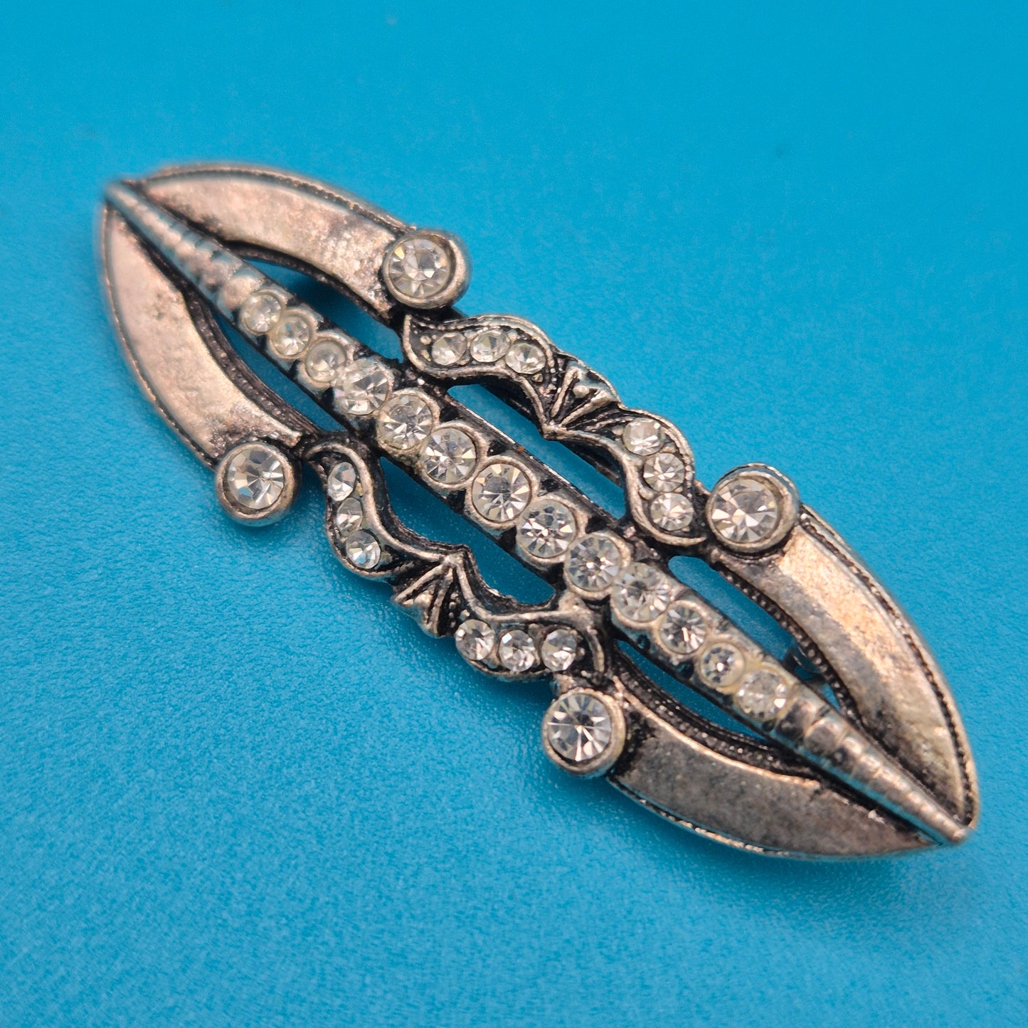 Elegante Vintage-Brosche in Antik-Silberoptik mit funkelnden Strasssteinen