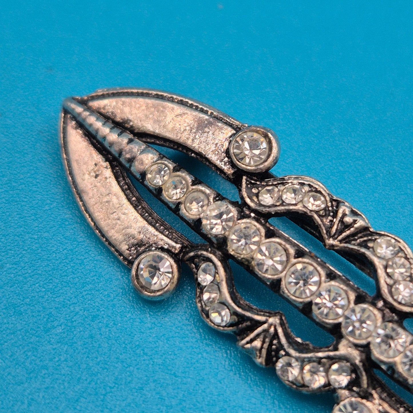 Elegante Vintage-Brosche in Antik-Silberoptik mit funkelnden Strasssteinen