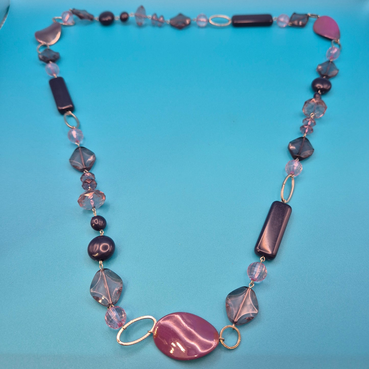 Elegante Vintage-Kette in Violett- und Fliedertönen mit geometrischen Perlen