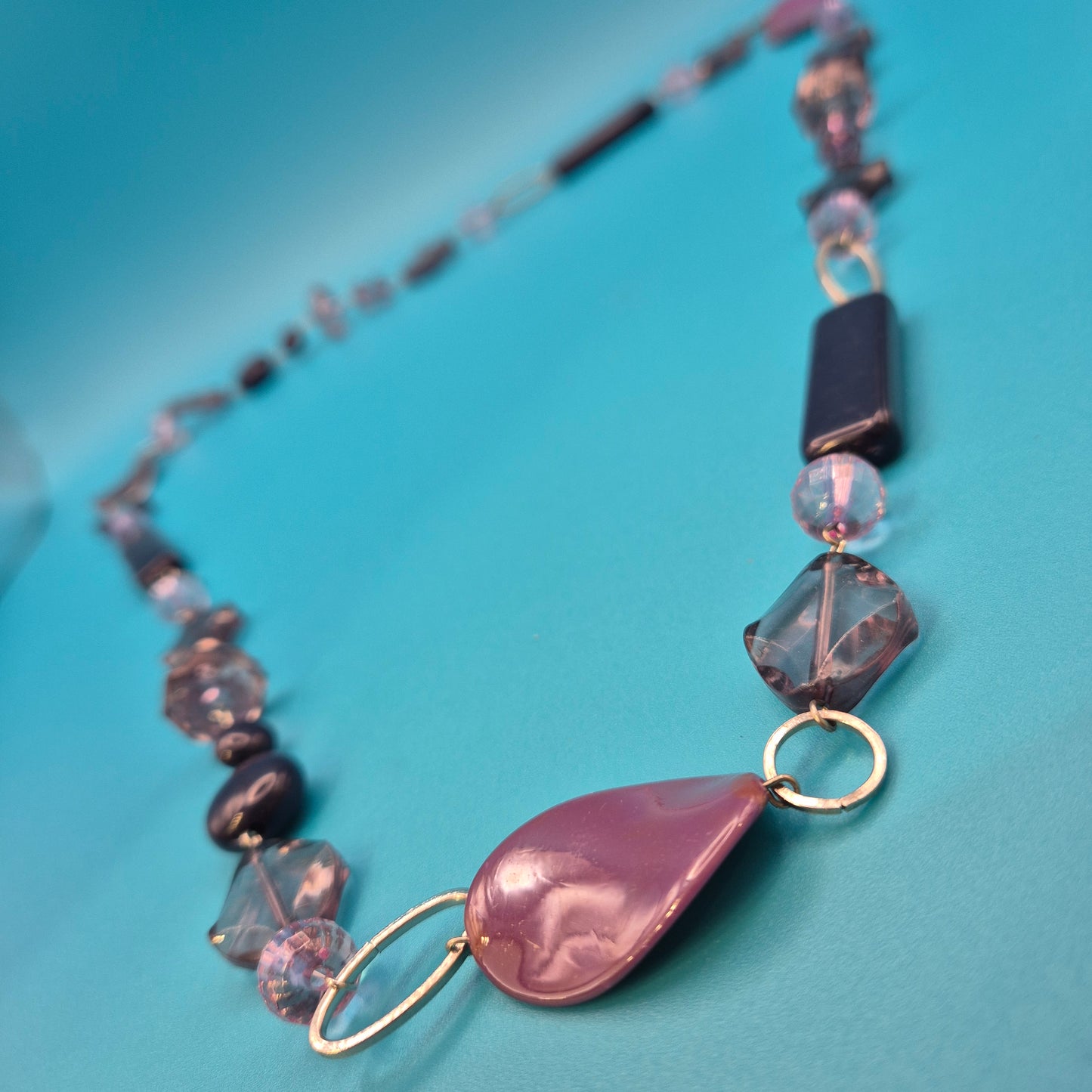 Elegante Vintage-Kette in Violett- und Fliedertönen mit geometrischen Perlen
