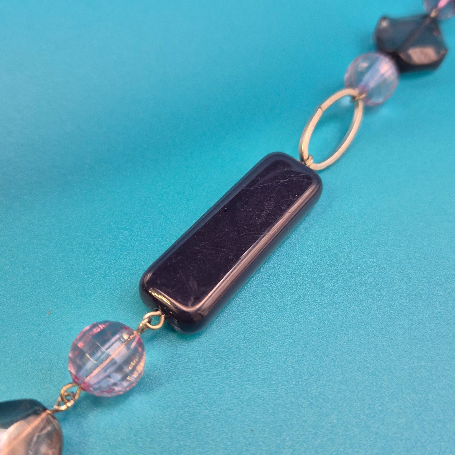 Elegante Vintage-Kette in Violett- und Fliedertönen mit geometrischen Perlen