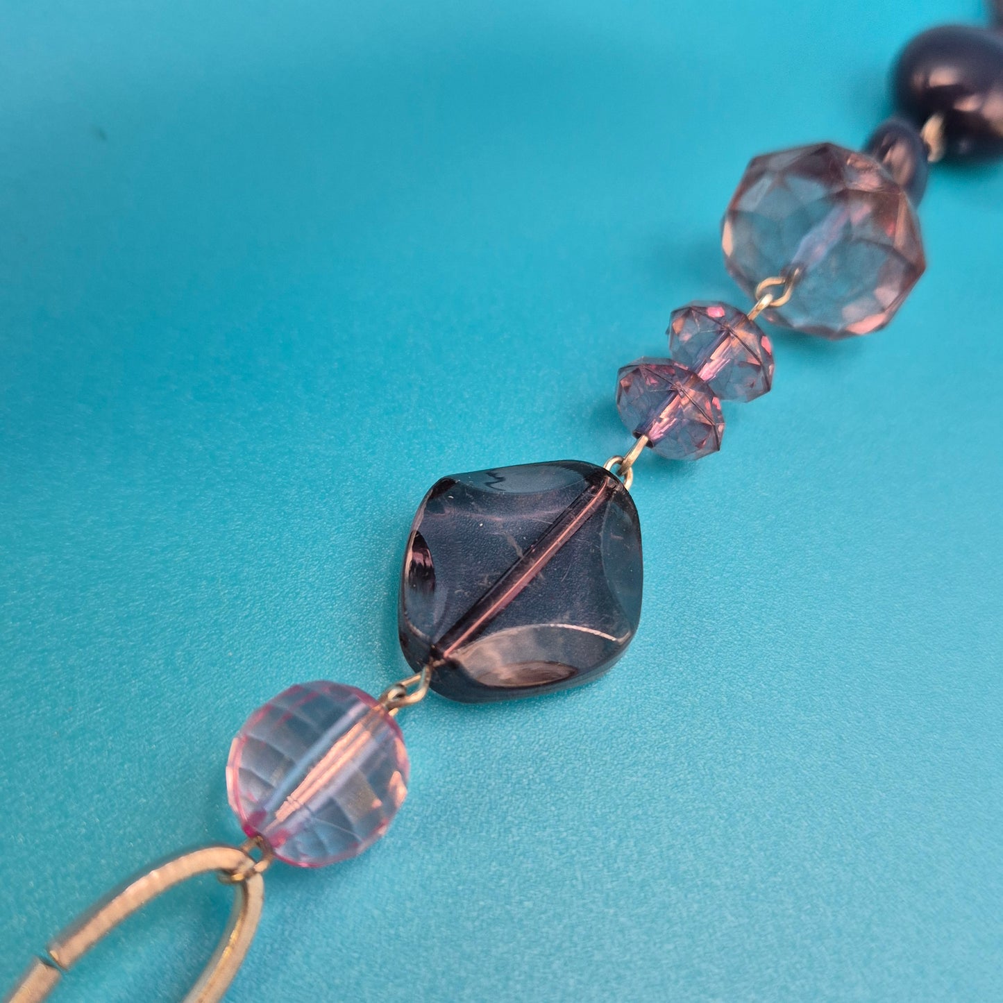 Elegante Vintage-Kette in Violett- und Fliedertönen mit geometrischen Perlen
