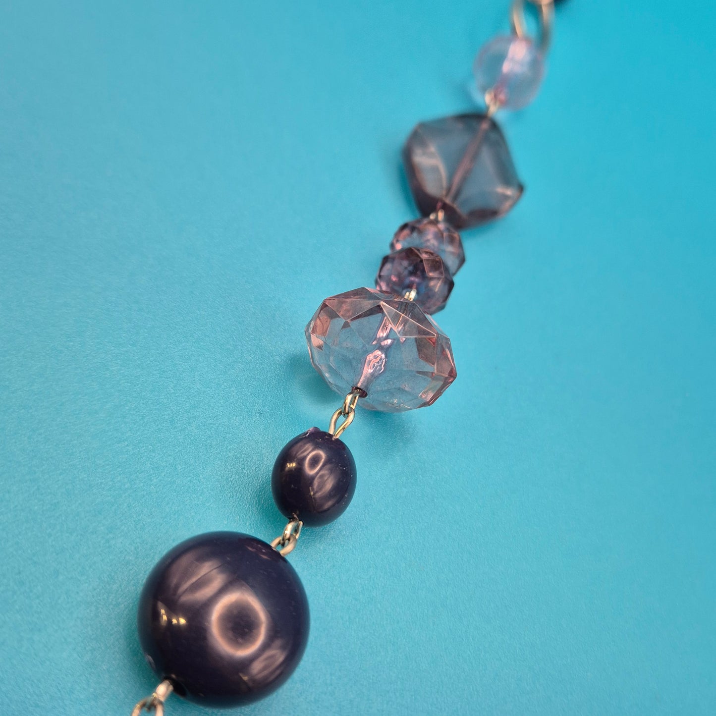 Elegante Vintage-Kette in Violett- und Fliedertönen mit geometrischen Perlen