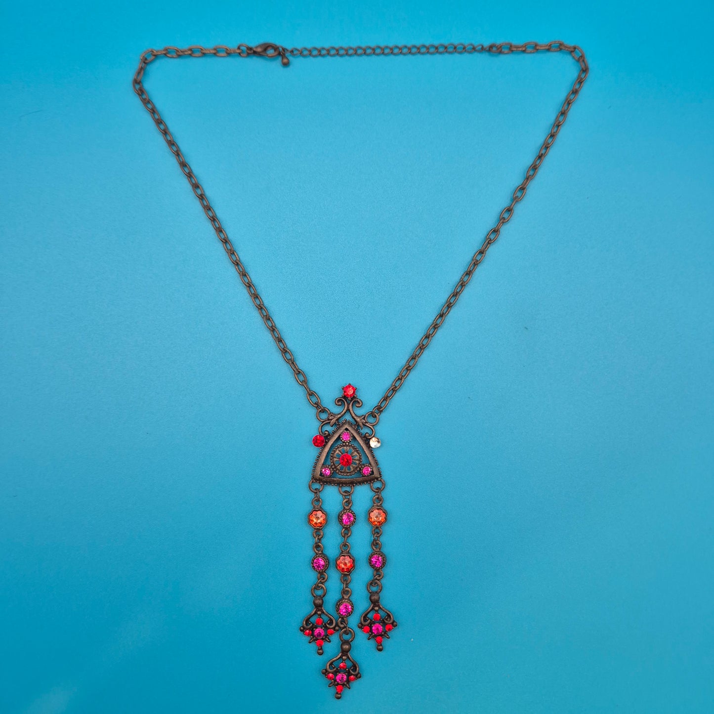Vintage Statement-Kette mit triangulärem Anhänger und funkelnden Strasssteinen