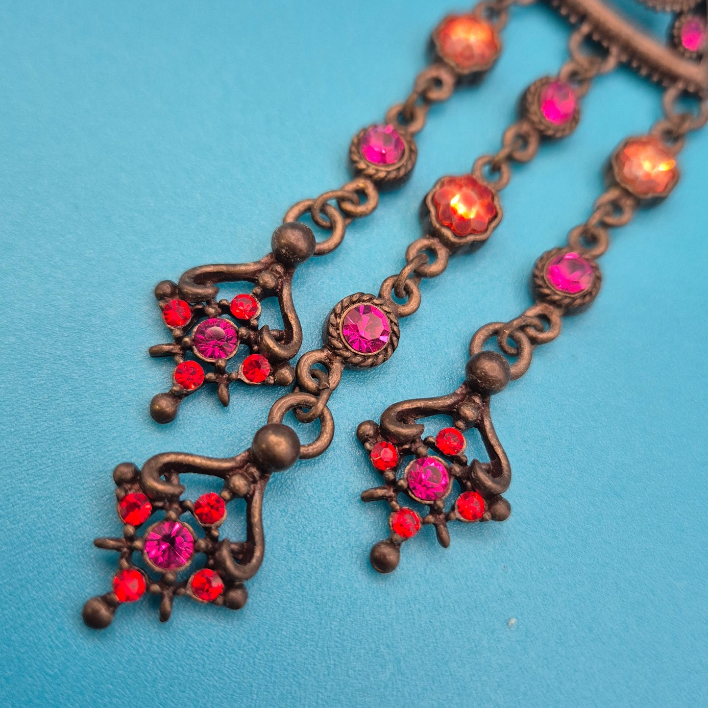 Vintage Statement-Kette mit triangulärem Anhänger und funkelnden Strasssteinen