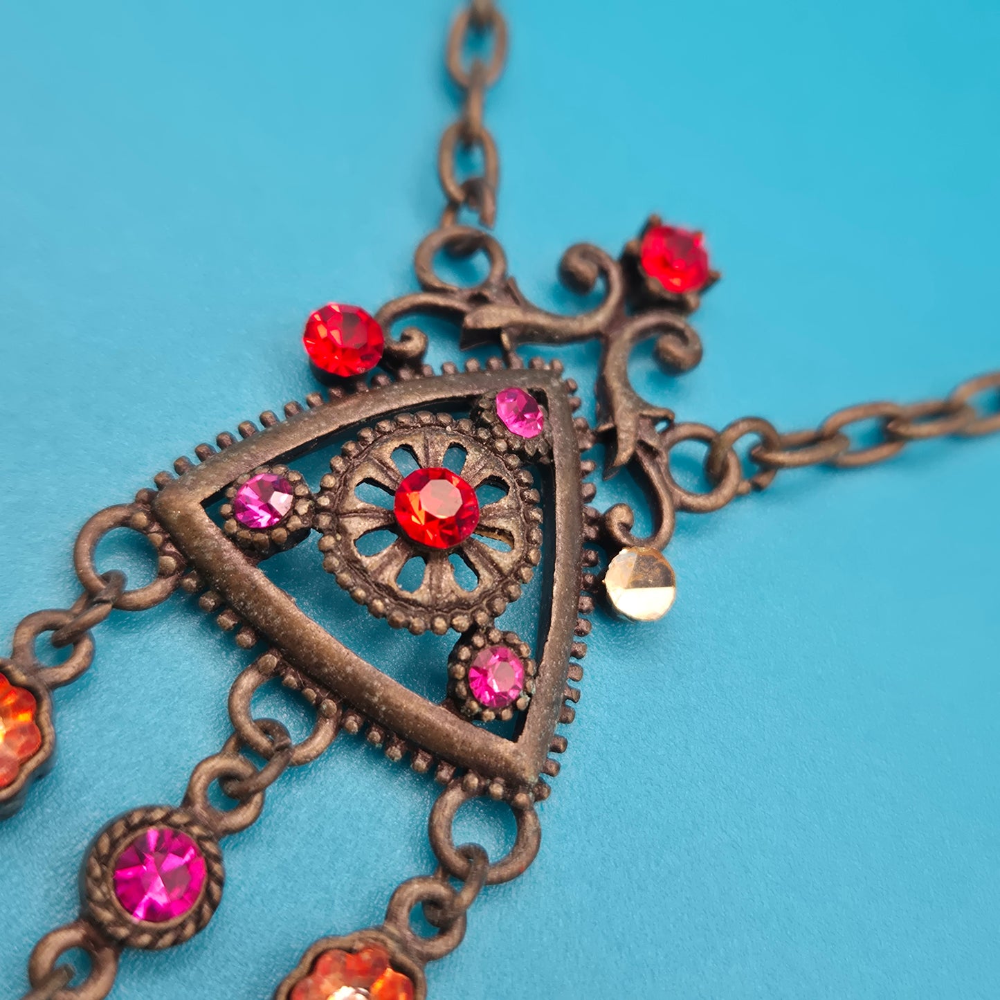 Vintage Statement-Kette mit triangulärem Anhänger und funkelnden Strasssteinen