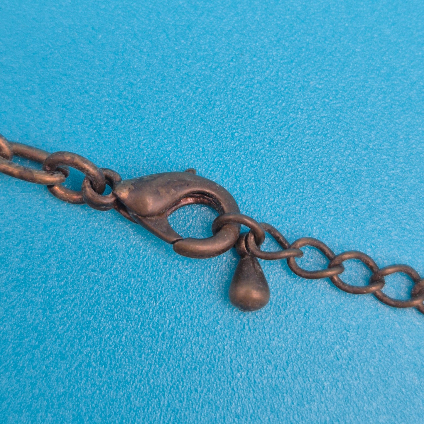 Vintage Statement-Kette mit triangulärem Anhänger und funkelnden Strasssteinen