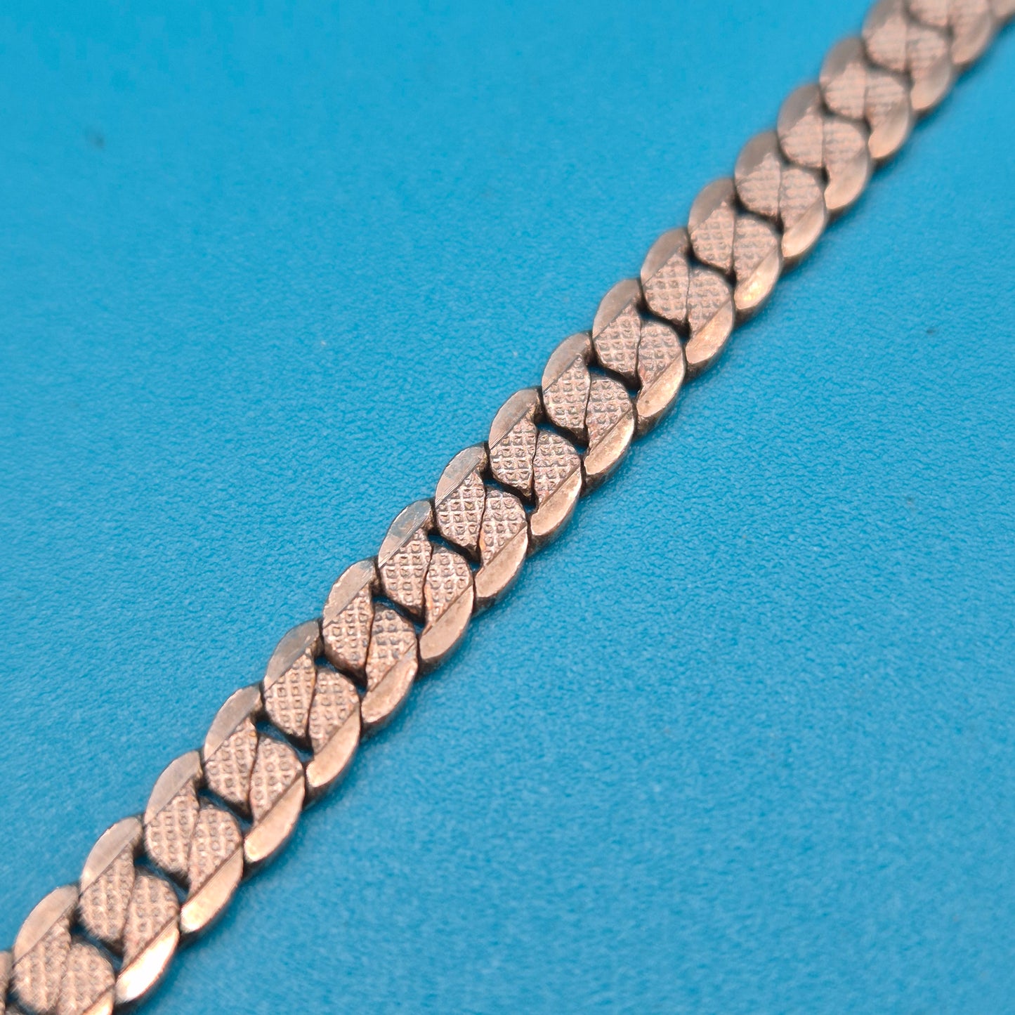 Klassisches flaches Panzerarmband mit feiner Texturierung - Vintage Look