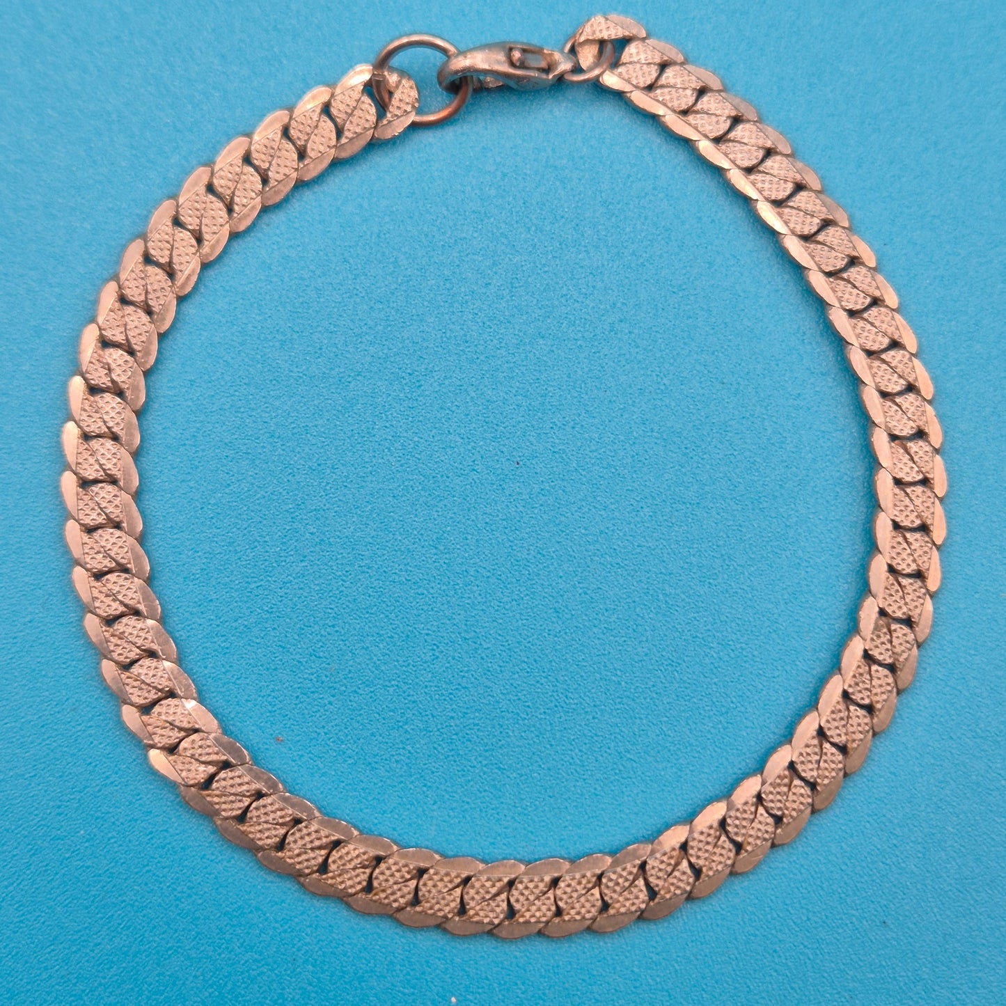 Klassisches flaches Panzerarmband mit feiner Texturierung - Vintage Look