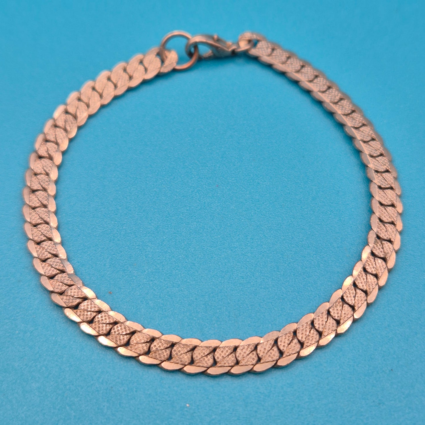 Klassisches flaches Panzerarmband mit feiner Texturierung - Vintage Look