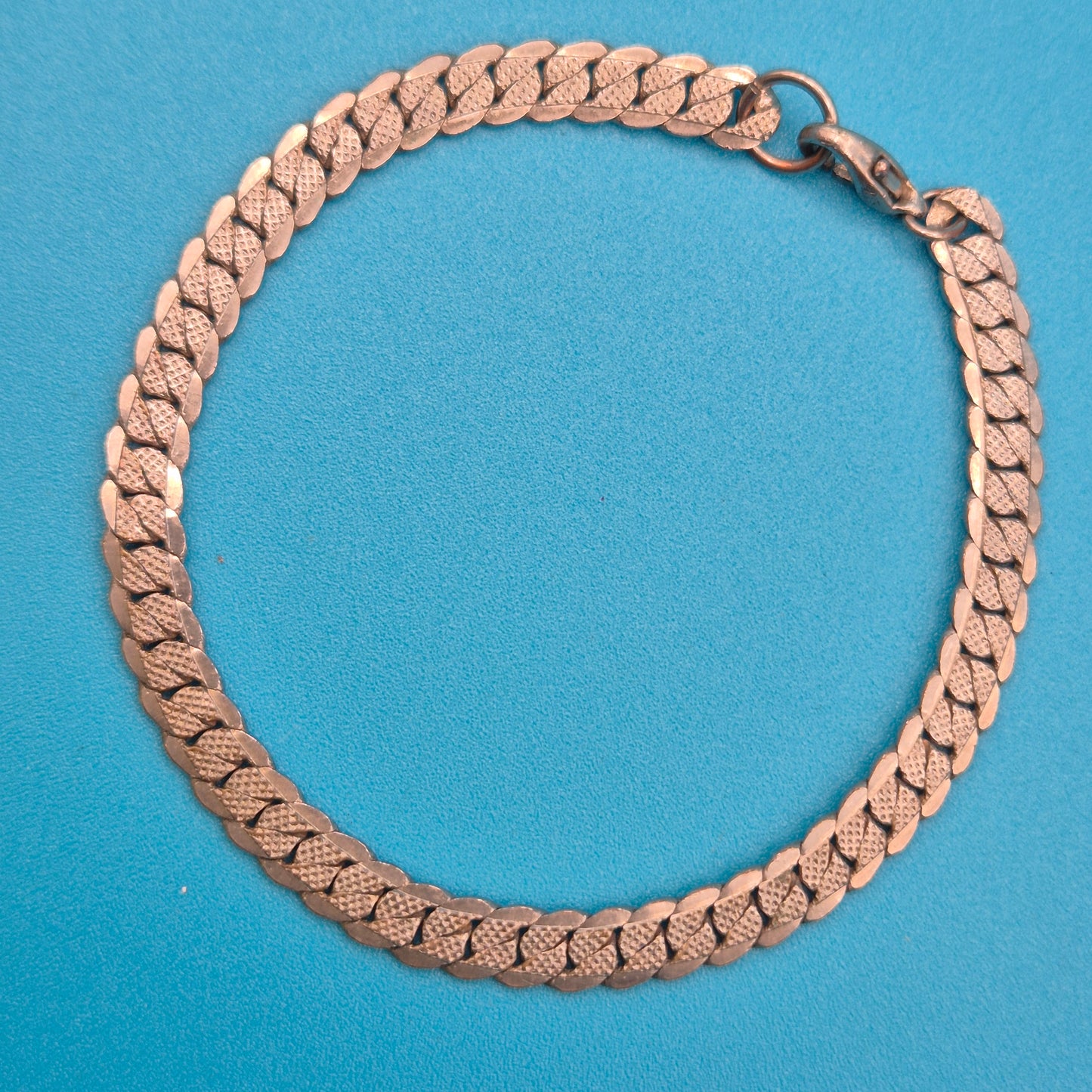 Klassisches flaches Panzerarmband mit feiner Texturierung - Vintage Look